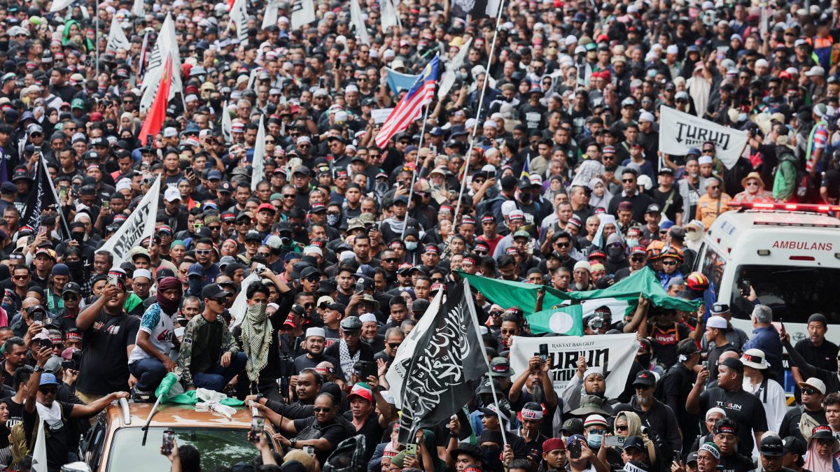 Thousands rally in Kuala Lumpur demanding PM Anwar to step down Thousands rally in Kuala Lumpur demanding PM Anwar to step down