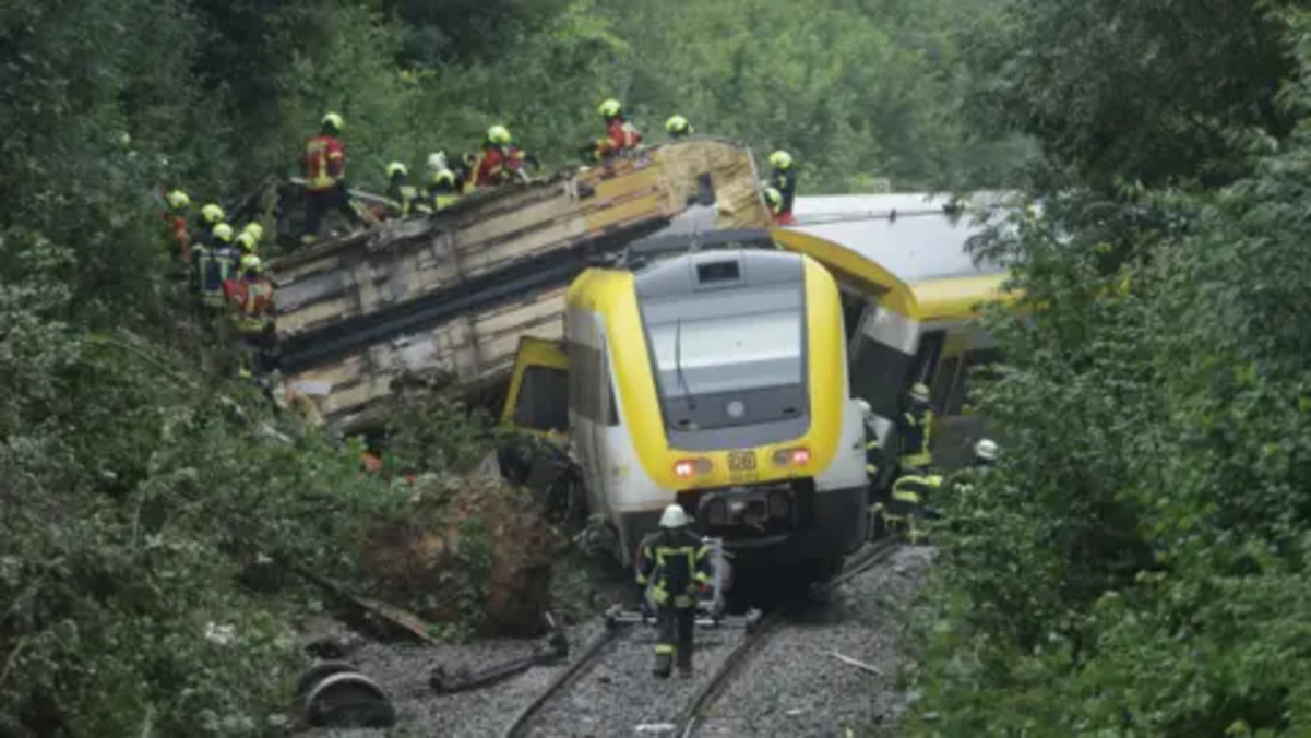 3 killed, many injured after passenger train derails in southwestern Germany 3 killed, many injured after passenger train derails in southwestern Germany