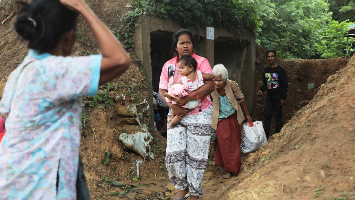 Thai people who fled clashes between Thai and Cambodian soldiers take shelter in Surin province, northeastern Thailand, Thursday, July 24, 2025. (AP Photo/Sunny Chittawil) Thai people who fled clashes between Thai and Cambodian soldiers take shelter in Surin province, northeastern Thailand, Thursday, July 24, 2025. (AP Photo/Sunny Chittawil)