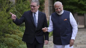 Britain's Prime Minister Keir Starmer welcomes Indian Prime Minister Narendra Modi at Chequers near Aylesbury, England, Thursday, July 24, 2025.(AP Photo/Kin Cheung, Pool)