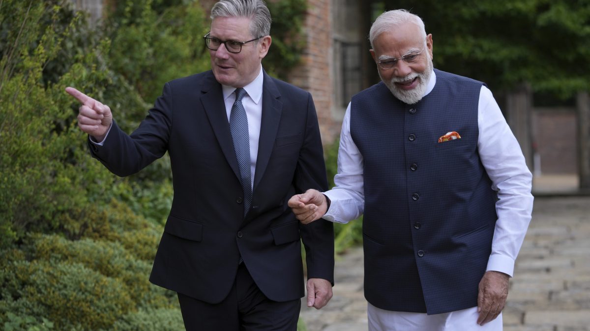 Britain's Prime Minister Keir Starmer welcomes Indian Prime Minister Narendra Modi at Chequers near Aylesbury, England, Thursday, July 24, 2025.(AP Photo/Kin Cheung, Pool) Britain's Prime Minister Keir Starmer welcomes Indian Prime Minister Narendra Modi at Chequers near Aylesbury, England, Thursday, July 24, 2025.(AP Photo/Kin Cheung, Pool)