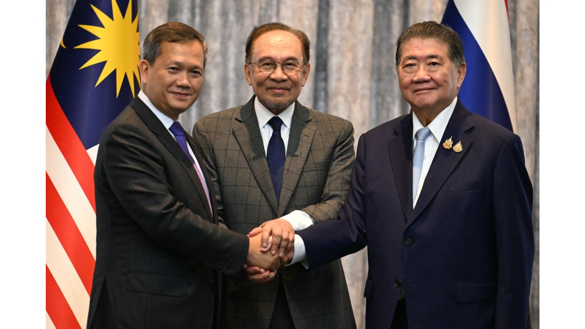 Malaysia's Prime Minister Anwar Ibrahim (C), Cambodia's Prime Minister Hun Manet (L), and Thailand's acting Prime Minister Phumtham Wechayachai (R) pose for photos as they shake hands following a press conference after talks on a possible ceasefire between Thailand and Cambodia in Putrajaya on July 28, 2025. (Photo: Mohd Rasfan/Pool/AFP) Malaysia's Prime Minister Anwar Ibrahim (C), Cambodia's Prime Minister Hun Manet (L), and Thailand's acting Prime Minister Phumtham Wechayachai (R) pose for photos as they shake hands following a press conference after talks on a possible ceasefire between Thailand and Cambodia in Putrajaya on July 28, 2025. (Photo: Mohd Rasfan/Pool/AFP)