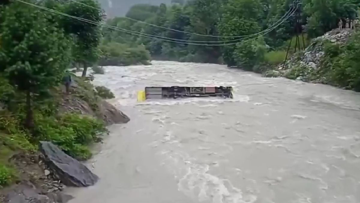 ITBP bus falls into Sindh in J&K's Ganderbal ITBP bus falls into Sindh in J&K's Ganderbal
