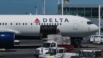 A staff uploads packages on Delta Air Lines plane at John F. Kennedy International Airport in Queens, New York City, U.S., April 23, 2025. REUTERS/Jeenah Moon