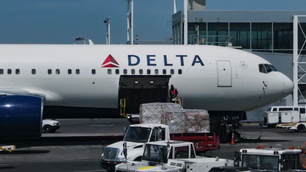A staff uploads packages on Delta Air Lines plane at John F. Kennedy International Airport in Queens, New York City, U.S., April 23, 2025. REUTERS/Jeenah Moon A staff uploads packages on Delta Air Lines plane at John F. Kennedy International Airport in Queens, New York City, U.S., April 23, 2025. REUTERS/Jeenah Moon