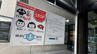 A measles alert sign hangs outside the entrance to the Cohen Children's Medical Center, in New Hyde Park, New York, US, March 14, 2025. File Image/Reuters