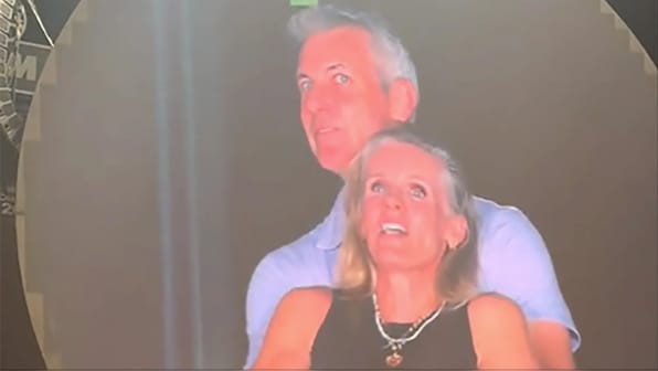 Astronomer CEO Andy Byron & HR chief Kristin Cabot caught on kiss cam at  Coldplay concert, meme fest ensues – Firstpost