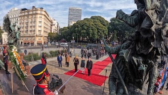 Prime Minister Narendra Modi lays a wreath at the memorial of General José de San Martín, Argentina’s national hero. X/@narendramodi
