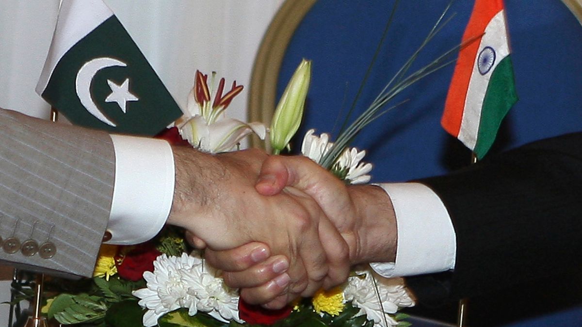 Pakistan's Prime Minister Yousaf Raza Gilani (L) shakes hands with India's Prime Minister Manmohan Singh during the 15th Non-Aligned Movement (NAM) summit in the Egyptian Red Sea tourist resort of Sharm el-Sheikh, July 16, 2009. File Image/Reuters Pakistan's Prime Minister Yousaf Raza Gilani (L) shakes hands with India's Prime Minister Manmohan Singh during the 15th Non-Aligned Movement (NAM) summit in the Egyptian Red Sea tourist resort of Sharm el-Sheikh, July 16, 2009. File Image/Reuters