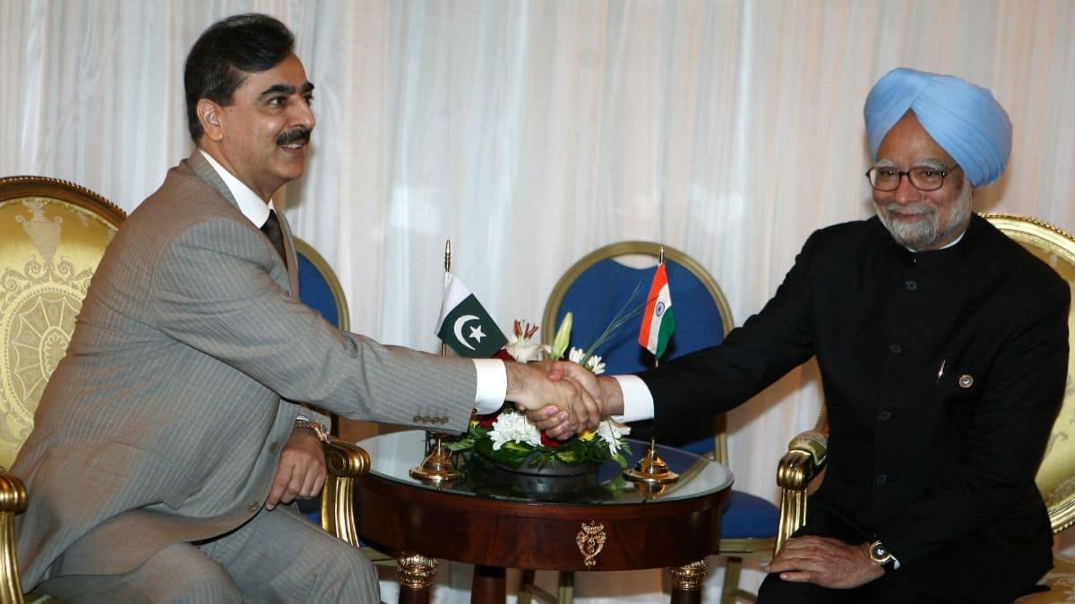 Pakistan's Prime Minister Yousaf Raza Gilani (L) shakes hands with India's Prime Minister Manmohan Singh during the 15th Non-Aligned Movement (NAM) summit in the Egyptian Red Sea tourist resort of Sharm el-Sheikh, July 16, 2009. File Image/Reuters