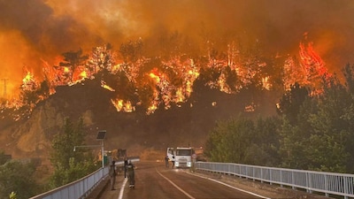 Australia: Wildfires trigger top-level evacuation alerts in New South Wales. (Ridvan Bostanci/IHA via AP)