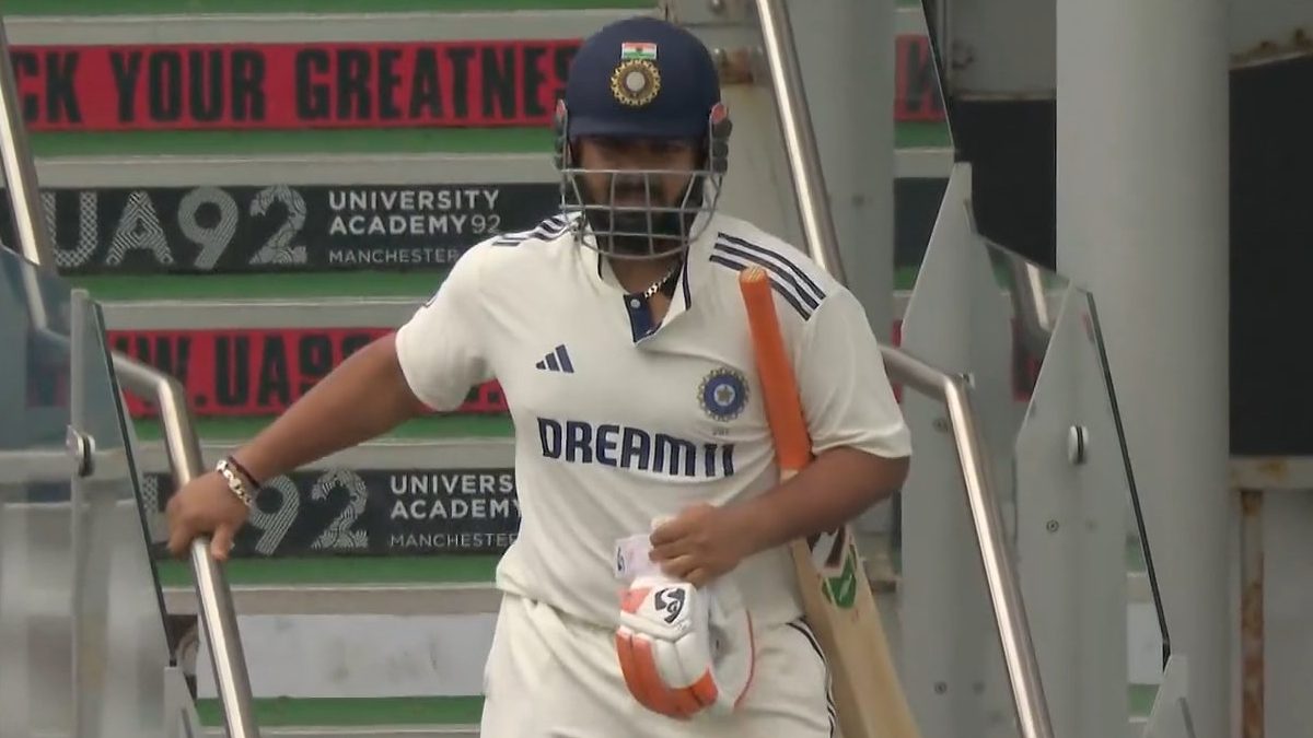 Rishabh Pant walked out to bat on Day 2 of the fourth Test at Old Trafford despite nursing a fracture on his right foot. Image: JioStar Rishabh Pant walked out to bat on Day 2 of the fourth Test at Old Trafford despite nursing a fracture on his right foot. Image: JioStar