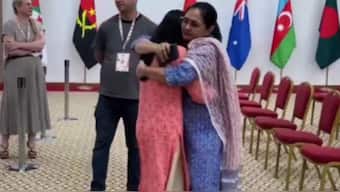Divya Deshmukh hugs her mother after winning the FIDE Women's World Cup. (Screengrab_FIDE)