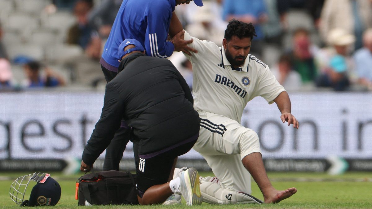Currently, injury replacements in Test cricket are not allowed to bat or bowl. Image: Reuters
Currently, injury replacements in Test cricket are not allowed to bat or bowl. Image: Reuters