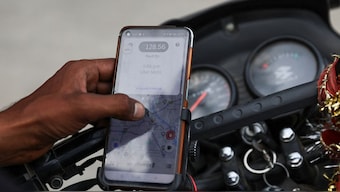 A motorbike driver uses the Uber mobile application for Uber Moto rides in New Delhi, India, June 14, 2023. File Photo/Reuters