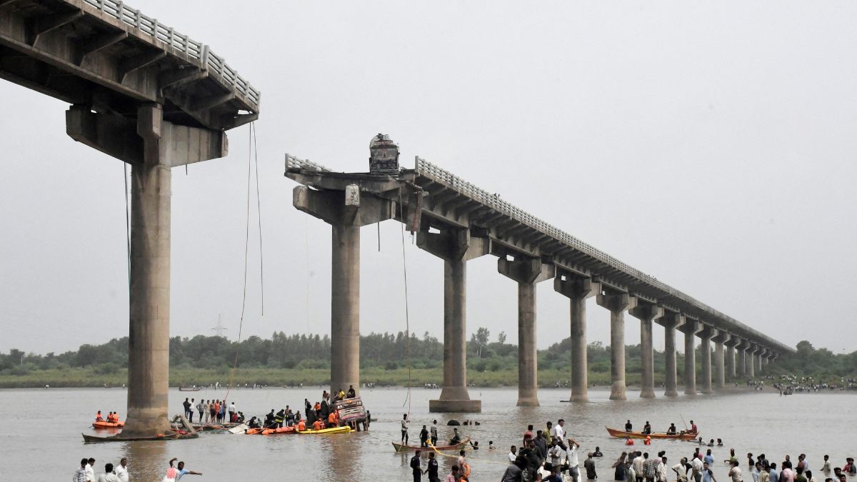 Rescuers search for survivors after a bridge collapsed in Vadodara in the western state of Gujarat, July 9, 2025. Reuters Rescuers search for survivors after a bridge collapsed in Vadodara in the western state of Gujarat, July 9, 2025. Reuters
