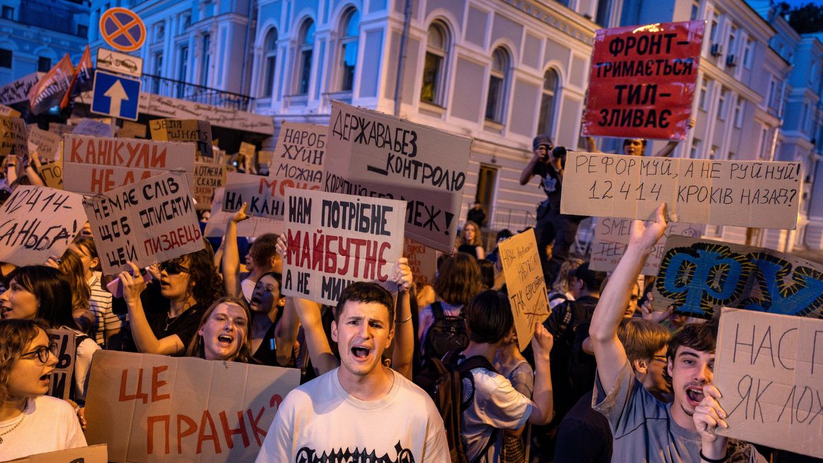 Zelenskyy promises new bill to strenghthen rule of law as anti-corruption protests continue for second day Zelenskyy promises new bill to strenghthen rule of law as anti-corruption protests continue for second day