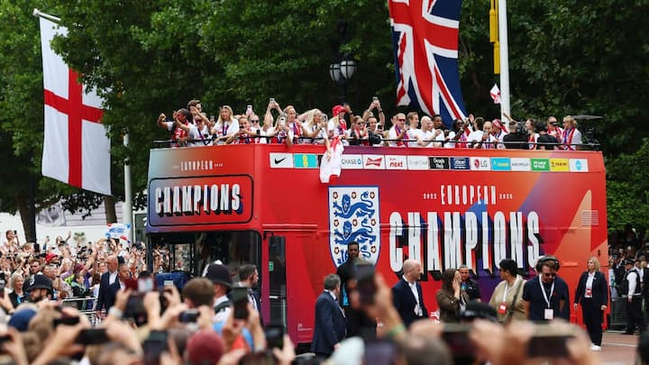 Thousands line the streets of London as England players celebrate Women’s Euro victory; watch videos Thousands line the streets of London as England players celebrate Women’s Euro victory; watch videos