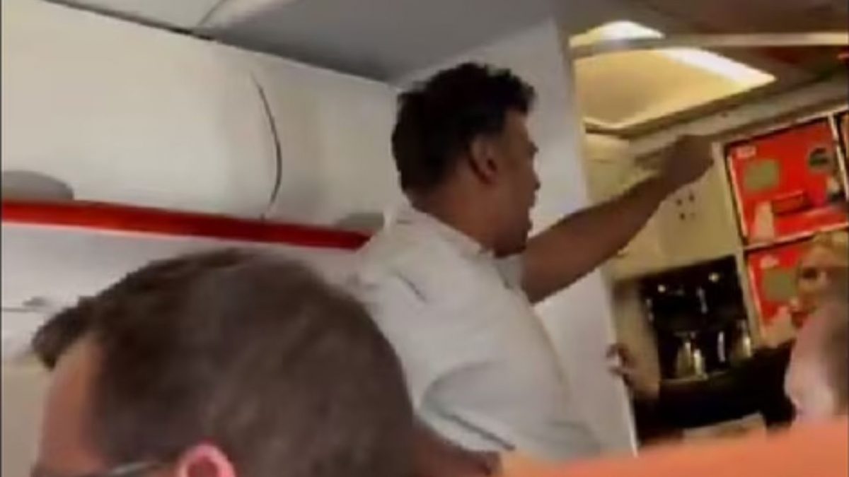 'Death to Trump': EasyJet flight to Scotland diverted after man yells 'Death to US, Allahu Akbar' 'Death to Trump': EasyJet flight to Scotland diverted after man yells 'Death to US, Allahu Akbar'