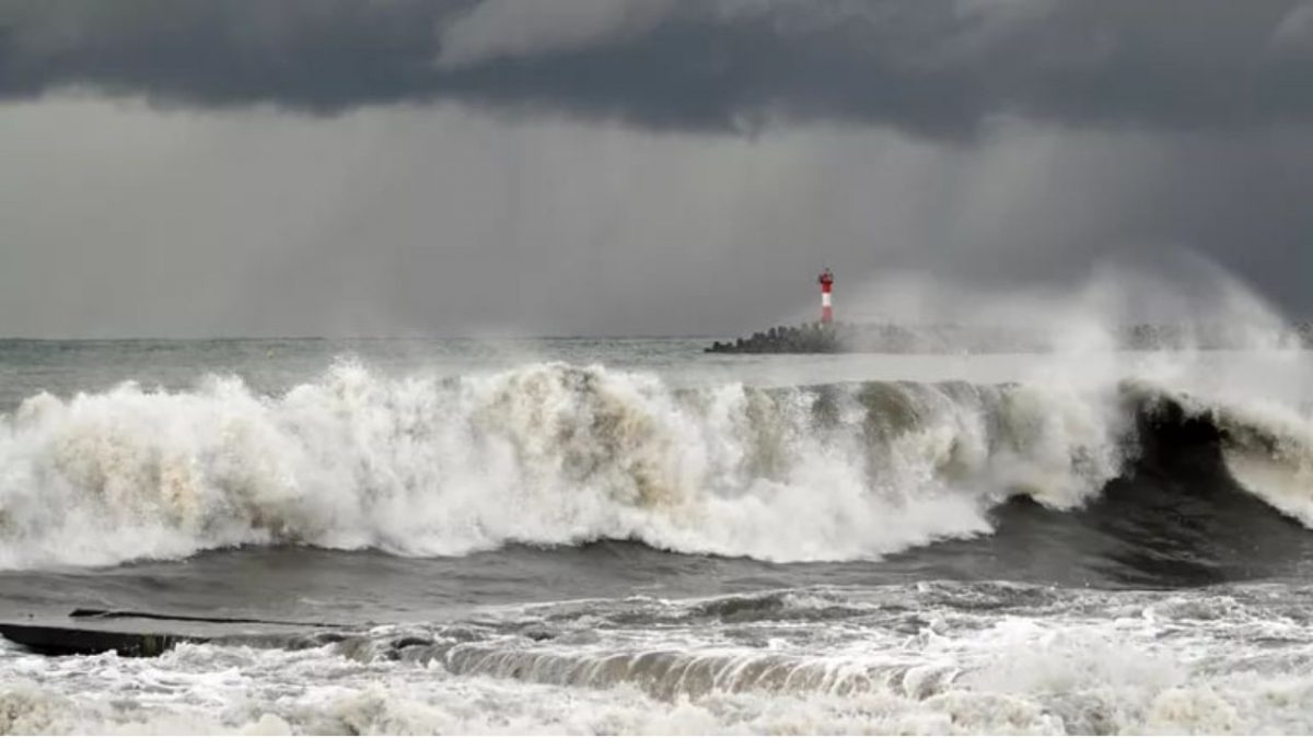 Video: Moment when tsunami sweeps across Russia's Kuril Islands after 8.7 magnitude earthquake Video: Moment when tsunami sweeps across Russia's Kuril Islands after 8.7 magnitude earthquake