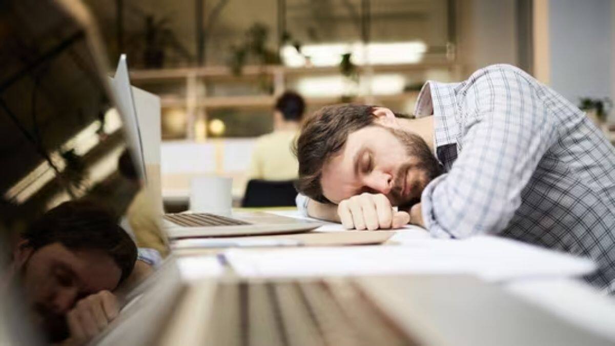 US Workers Embrace 'Job Hugging' Amid Economic Uncertainty