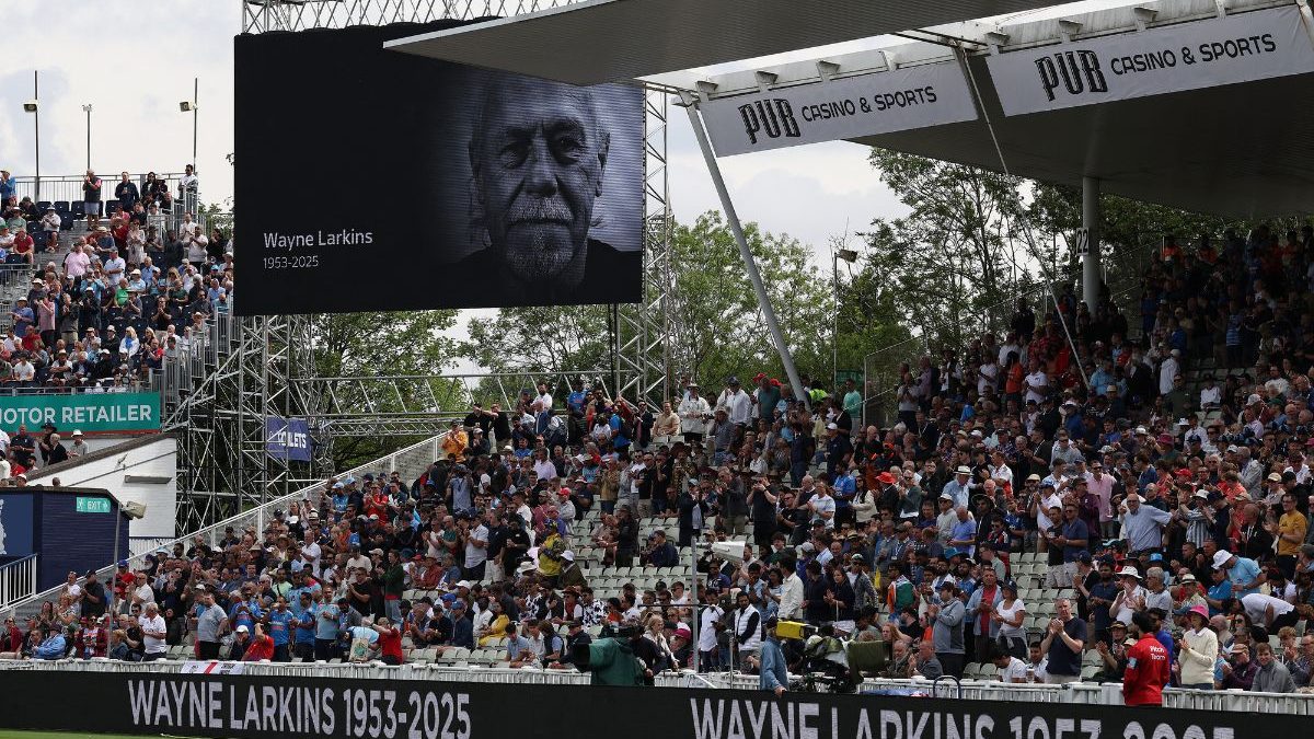 England and India players paid tribute to Wayne Larkins ahead of the 2nd Test at Edgbaston. Image: AFP England and India players paid tribute to Wayne Larkins ahead of the 2nd Test at Edgbaston. Image: AFP