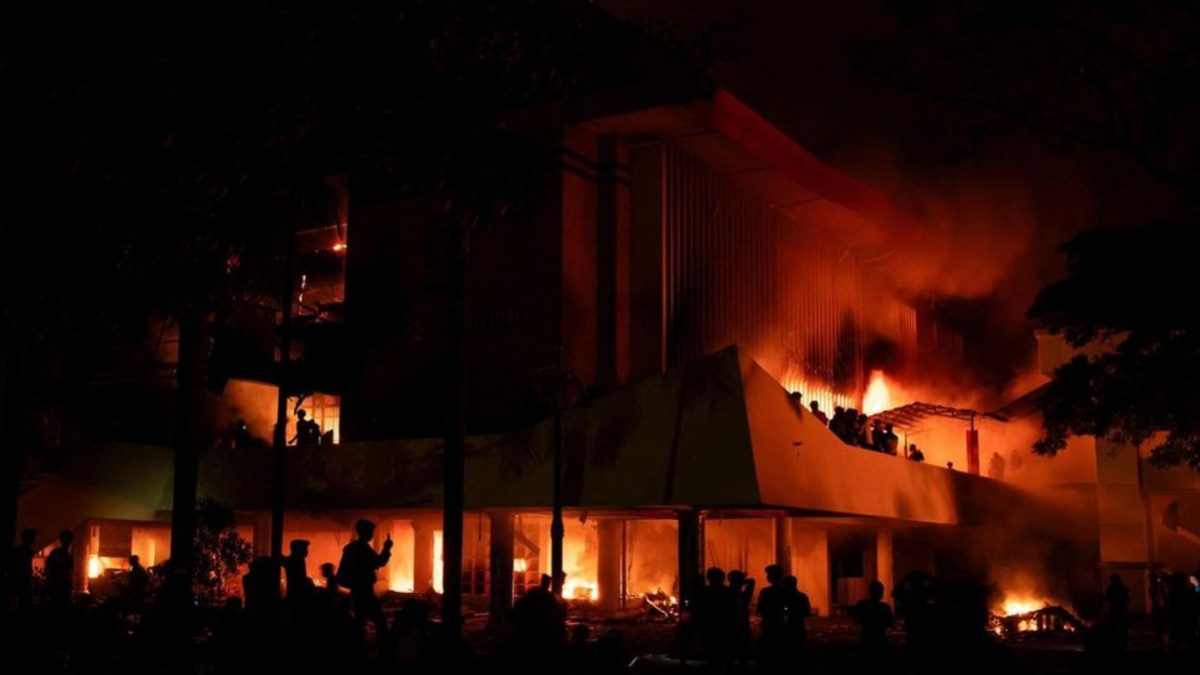 Indonesia: 3 killed as anti-govt protests turn violent, regional parliament set ablaze Indonesia: 3 killed as anti-govt protests turn violent, regional parliament set ablaze