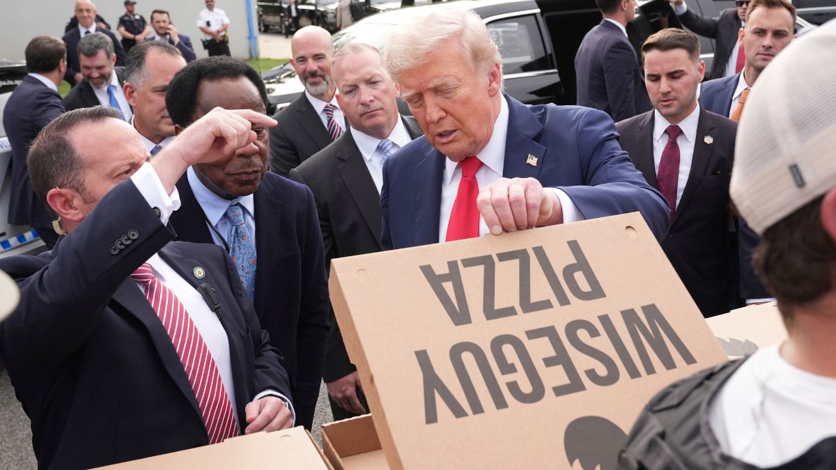 Trump handed out hamburgers from the White House and pizza from Wiseguy Pizza. AP
Trump handed out hamburgers from the White House and pizza from Wiseguy Pizza. AP