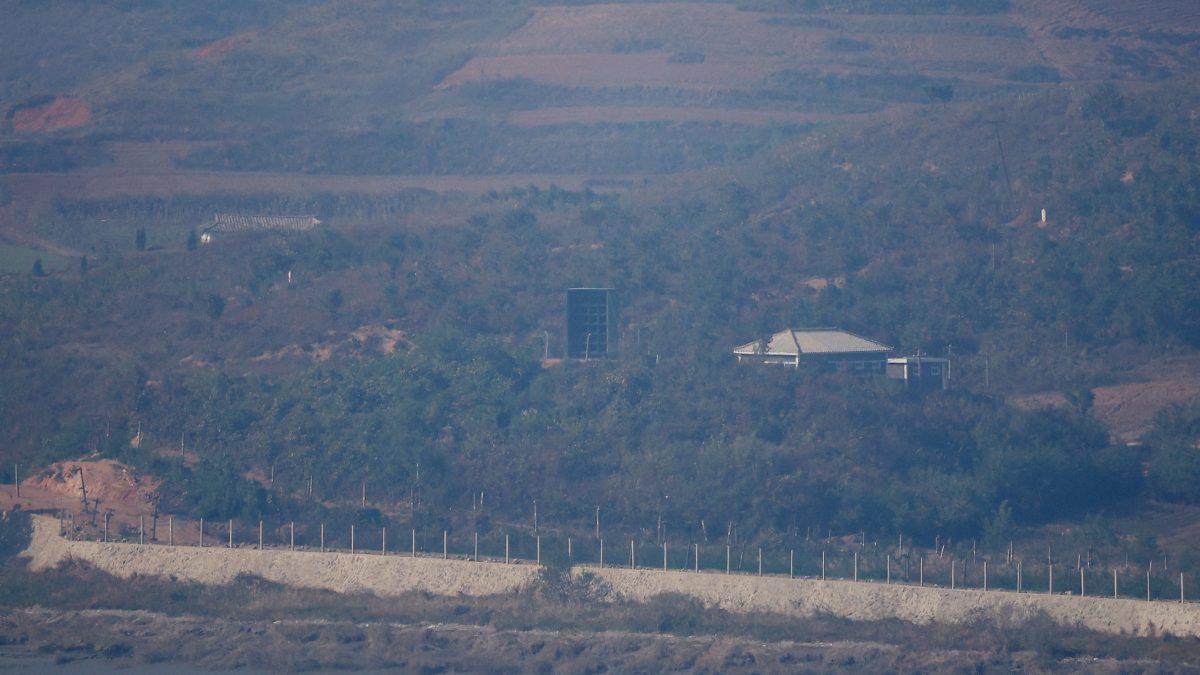 북한은 한국 드론을 격추했다고 주장했지만 한국은 개입을 부인했다. 북한은 한국 드론을 격추했다고 주장했지만 한국은 개입을 부인했다.