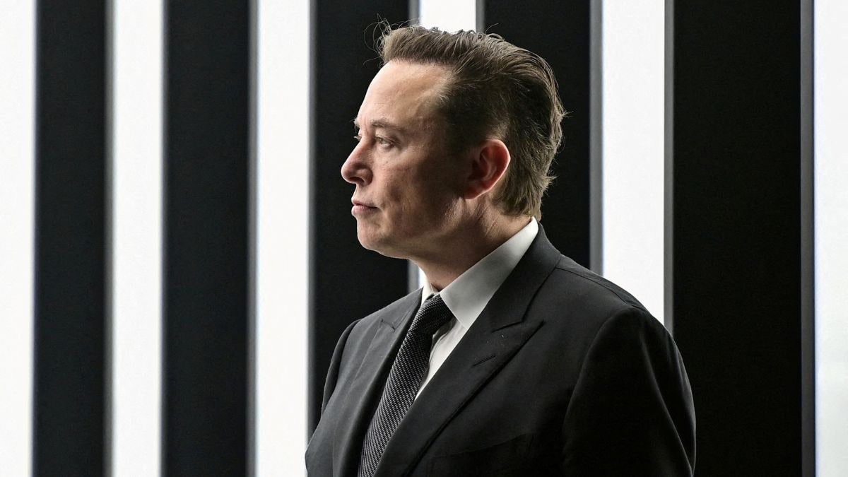 <div>Elon Musk calls for 'dissolution of UK parliament' as he addresses far-right rally in London</div>