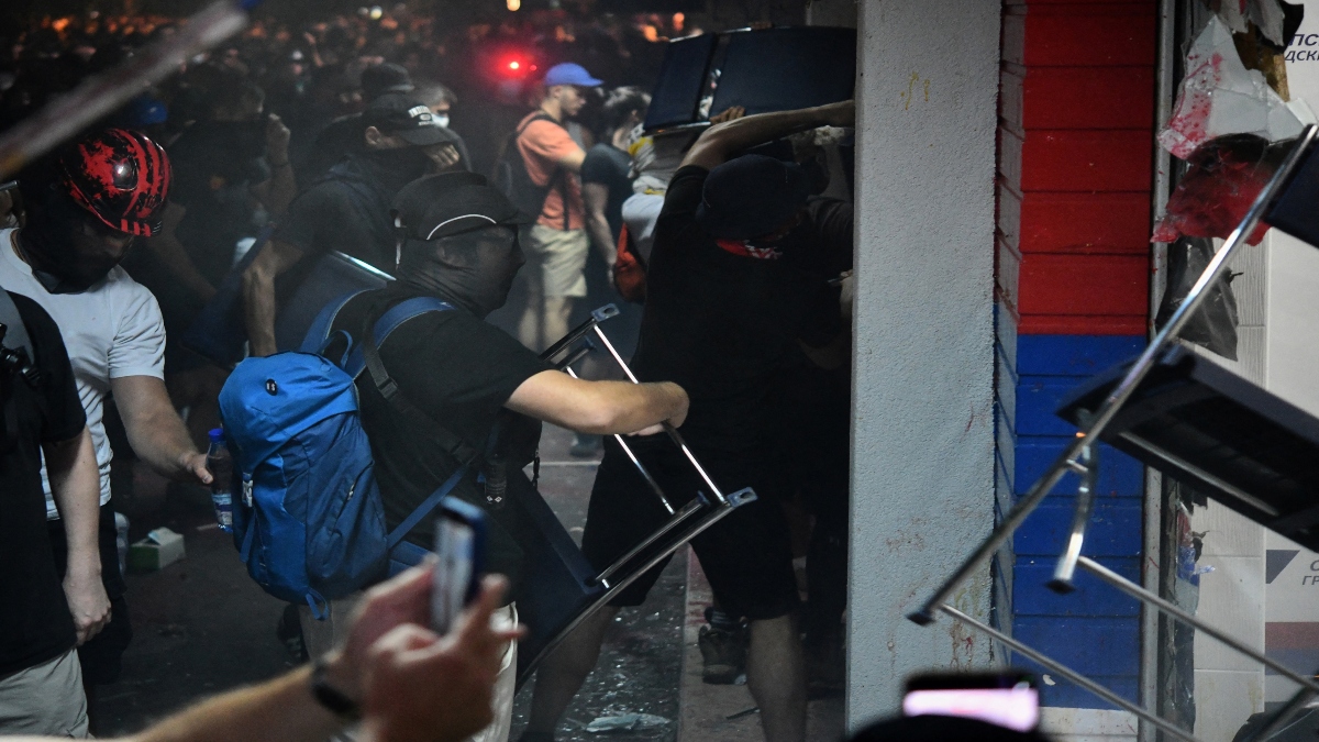 New clashes erupt between rival groups of protesters in Serbia as political crisis escalates New clashes erupt between rival groups of protesters in Serbia as political crisis escalates