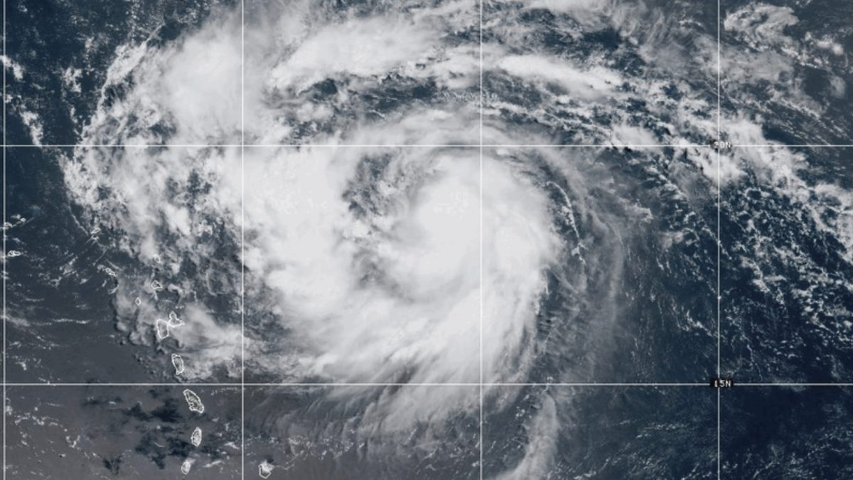 Category 3 Hurricane Erin roars through Caribbean, forecast to intensify further