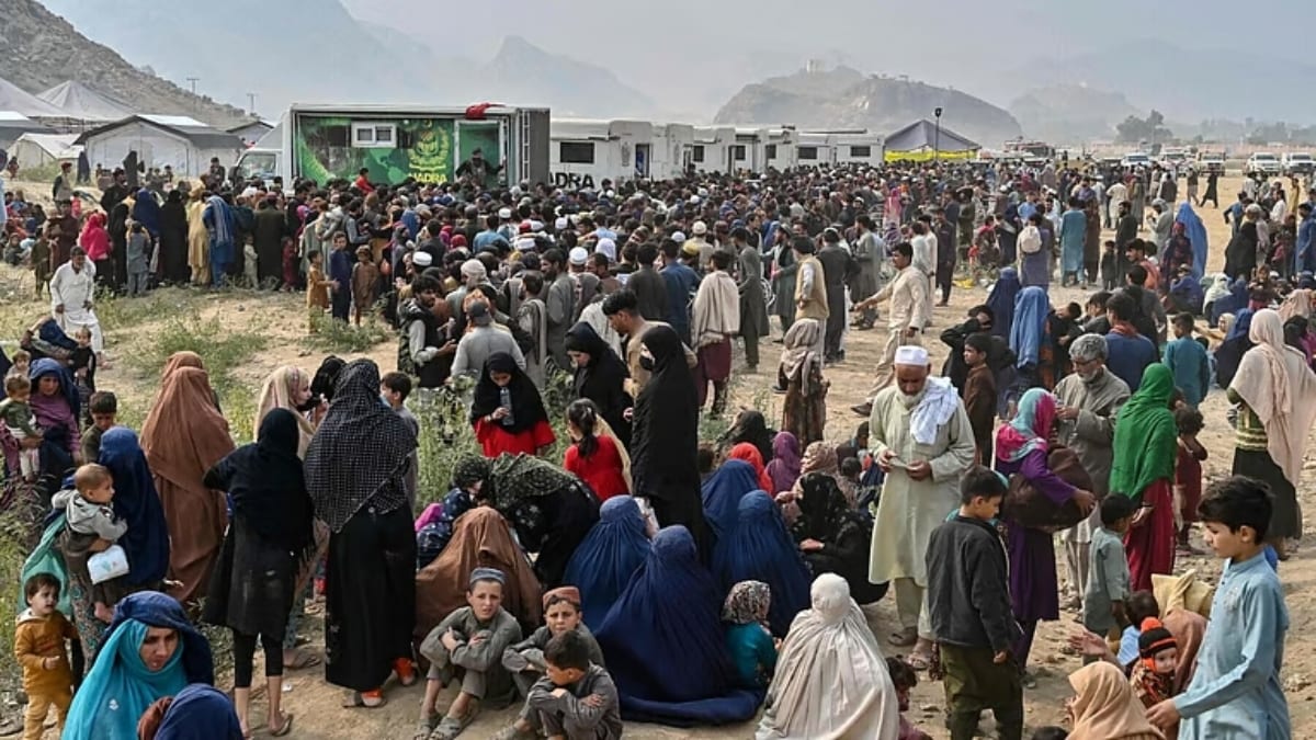 Thousands rush to AfPak border after Pakistan renews Afghan deportation drive