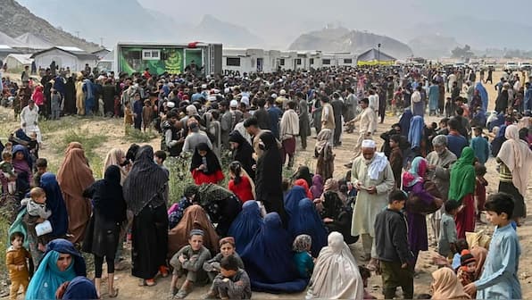 Thousands rush to AfPak border after Pakistan renews Afghan deportation drive