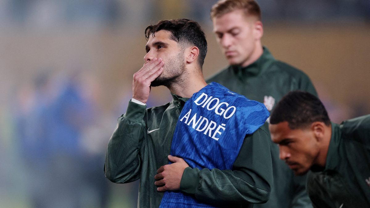 Chelsea's Pedro Neto with a shirt paying tribute to Liverpool's Diogo Jota and his brother Andre Silva. Image: Reuters
Chelsea's Pedro Neto with a shirt paying tribute to Liverpool's Diogo Jota and his brother Andre Silva. Image: Reuters