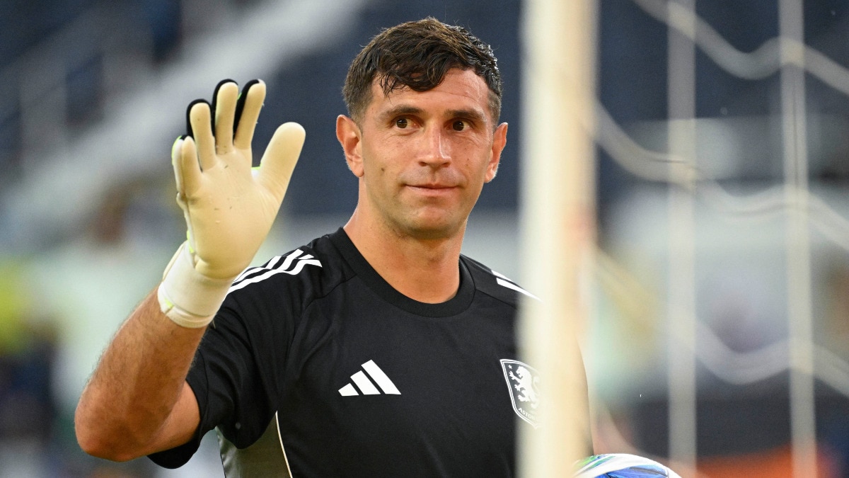 Manchester United set sights on World Cup-winner Emiliano Martinez to solve goalkeeping woes ahead of transfer deadline