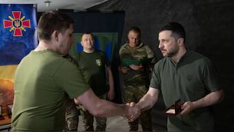 Ukrainian President Volodymyr Zelenskyy meets personnel from the 17th Separate Motorized Infantry Battalion of the 57th Brigade in the Vovchansk region and delivers military honours on Monday, August 4, 2025. (Photo: X/Volodymyr Zelenskyy) 