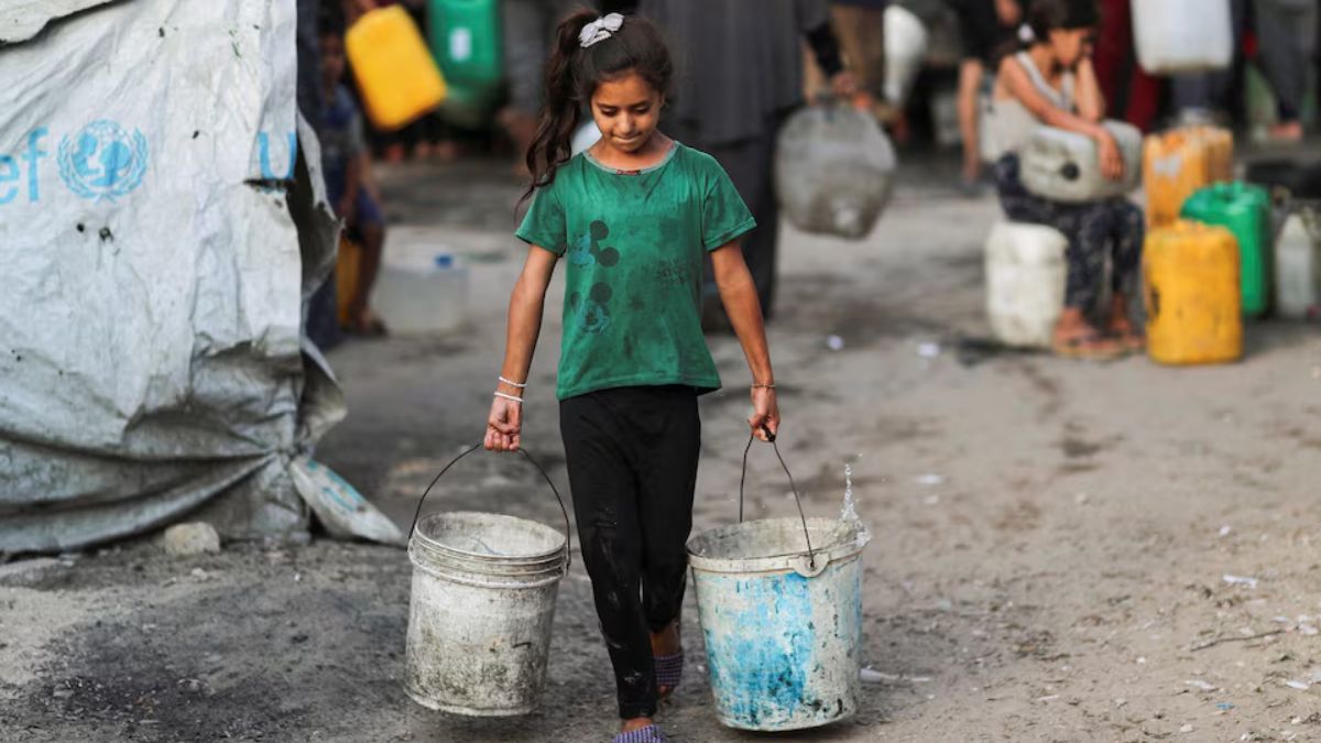A Palestinian girl carries buckets of water amid shortages, in Gaza City, August 6, 2025. (Photo: Mahmoud Issa/Reuters) A Palestinian girl carries buckets of water amid shortages, in Gaza City, August 6, 2025. (Photo: Mahmoud Issa/Reuters)