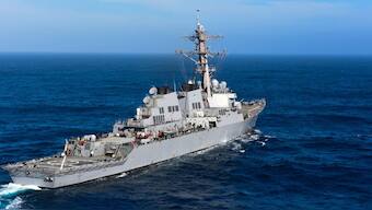 The photograph shows the guided-missile destroyer USS Higgins conducting an independent deployer certification exercise off the coast of Southern California on April 30, 2015. (Photo: US Navy)