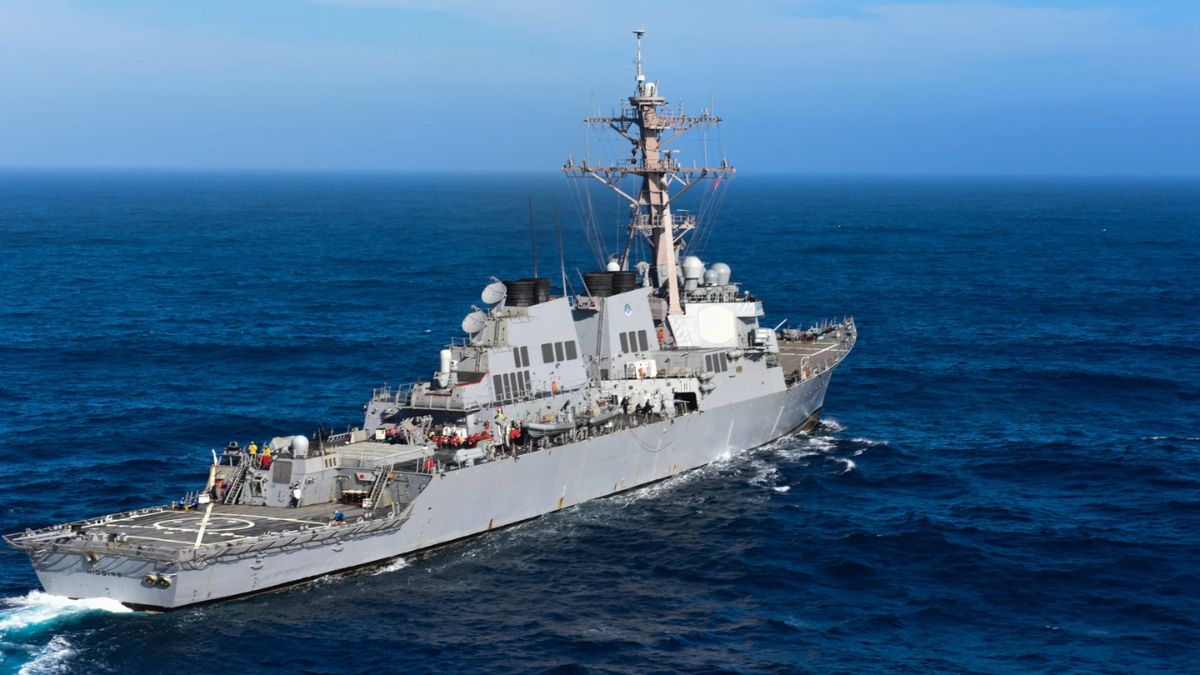 The photograph shows the guided-missile destroyer USS Higgins conducting an independent deployer certification exercise off the coast of Southern California on April 30, 2015. (Photo: US Navy) The photograph shows the guided-missile destroyer USS Higgins conducting an independent deployer certification exercise off the coast of Southern California on April 30, 2015. (Photo: US Navy)