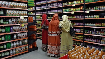 Customers shop inside a retail outlet at a shopping mall in Kolkata, West Bengal, on August 12, 2014. (Photo: Rupak De Chowdhuri/Reuters)
