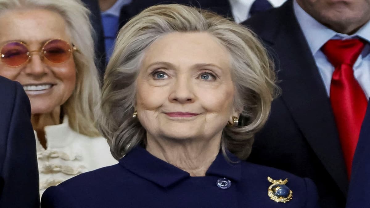 <div>Hillary Clinton says she'd nominate Trump for Nobel prize if he ends Ukraine war</div>