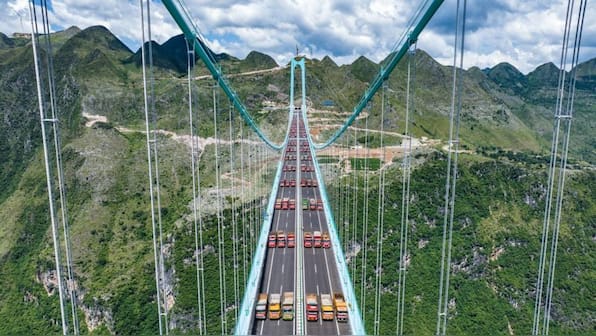 Taller than the Eiffel Tower, costing around $283 million… Here’s the world’s tallest bridge in China