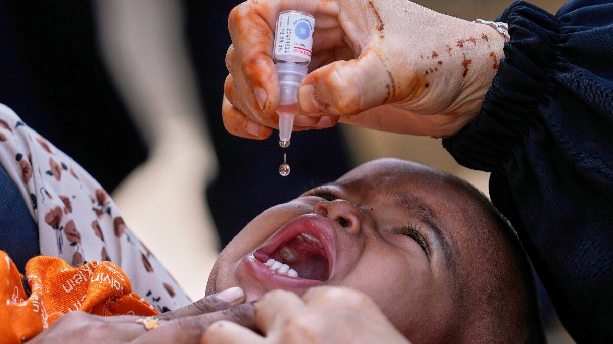 A health worker administers a polio vaccine to a child in Karachi, Pakistan, April 21, 2025. File Image/AP