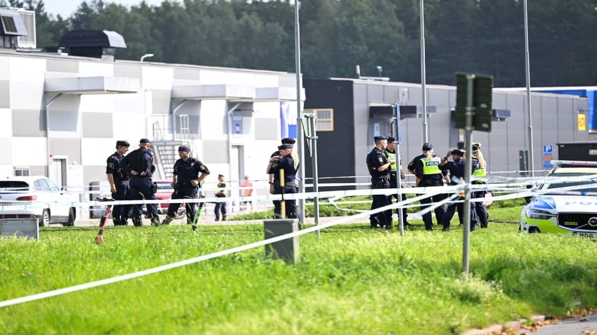 <div>Gang-linked shooting in Sweden's Orebro leaves 1 dead, another injured near mosque</div>