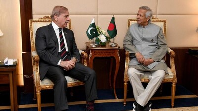 Bangladesh Chief Adviser Professor Muhammad Yunus (R) holds a bilateral meeting with Pakistan Prime Minister Shehbaz Sharif on the sidelines of the D-8 summit in Cairo, Egypt on December 19, 2024. Image/X-ChiefAdviserGoB