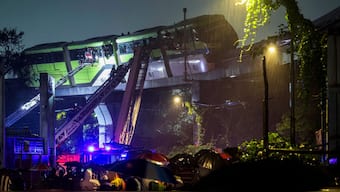 A monorail carrying 582 people came to a halt between Mysore Colony and Bhakti Park in Chembur. PTI
