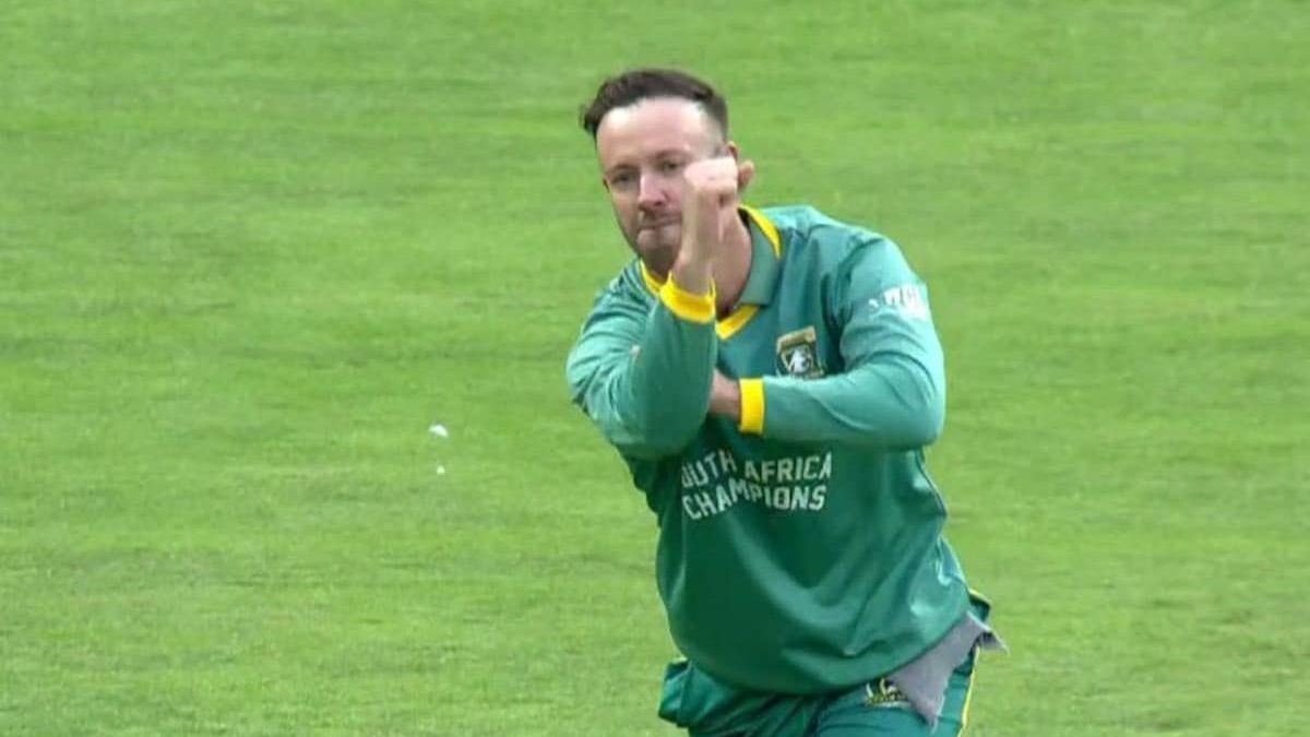 AB de Villiers finally wins a trophy as South Africa Champions crush Pakistan in WCL final - WATCH AB de Villiers finally wins a trophy as South Africa Champions crush Pakistan in WCL final - WATCH