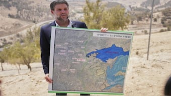  Israeli Finance Minister Bezalel Smotrich holds a map that shows the E1 settlement project during a press conference near the settlement of Maale Adumim, in the Israeli-occupied West Bank, Thursday, Aug. 14, 2025. AP