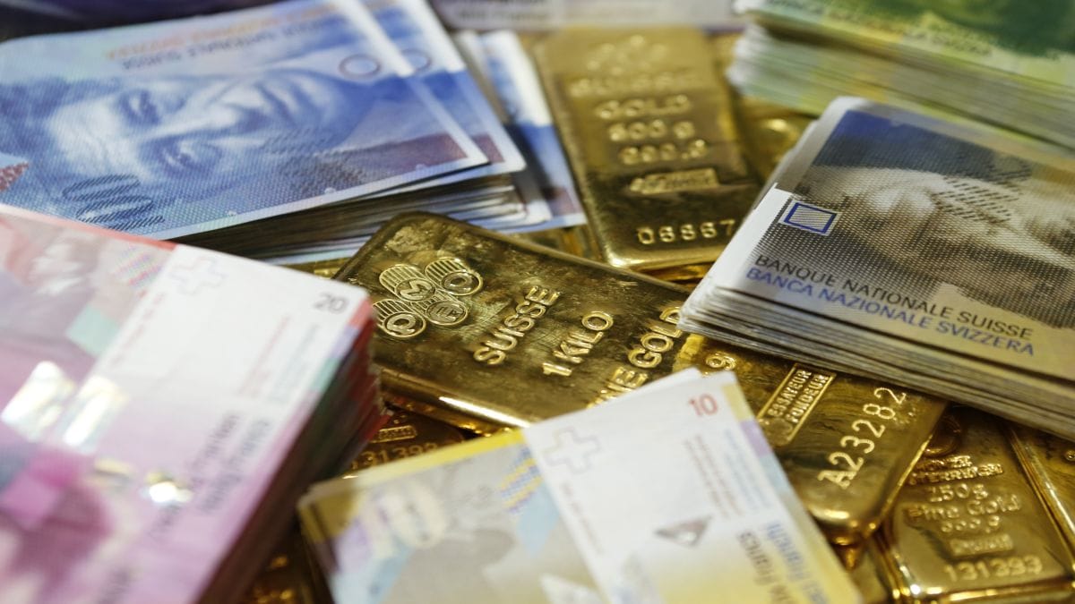 Gold breaches ,500-mark to hit new record as dollar weakens, investors expect Fed rate cut